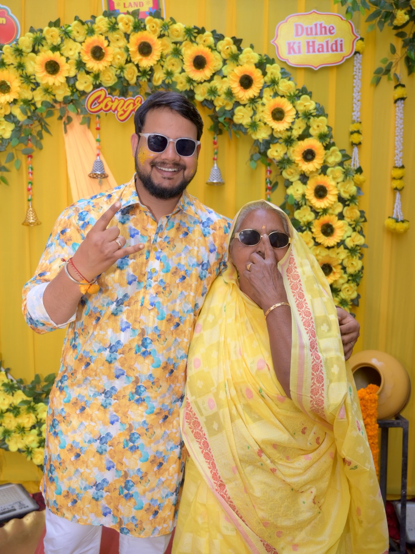 Haldi vibes, dadi ke saath — pure gold moments 💛✨
Jahan pyaar bhi legacy hai aur style bhi.
LM Eyewear pehne, nazar bhi classy aur nazariya bhi 😎👵
Shaadi ho ya celebration — swag runs in the family.
#LMEyewear #ShaadiVibes #DadiSwag #HaldiMood #FamilyFirst DesiStyle